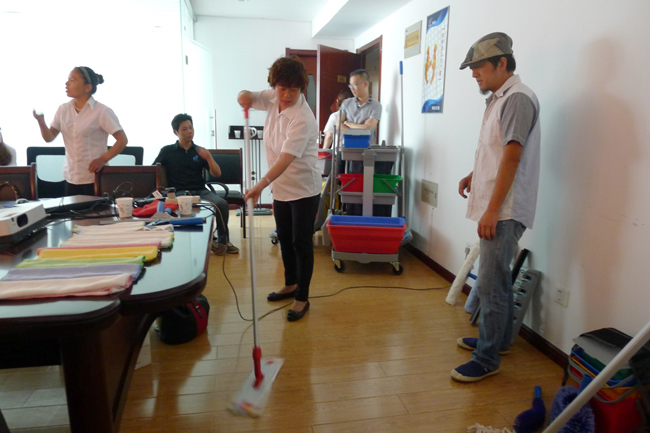 2013年6月，我司品牌經(jīng)理/資深培訓師到達當地分銷(xiāo)商舉辦為期兩天的清潔工具標準化培訓課程。