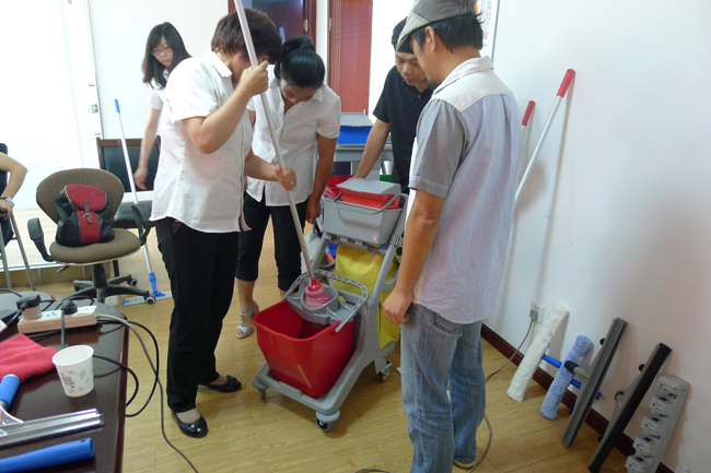 2013年6月，我司品牌經(jīng)理/資深培訓師到達當地分銷(xiāo)商舉辦為期兩天的清潔工具標準化培訓課程。