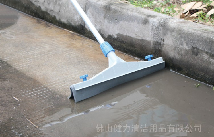 一到下雨天，院子里面總積水，施達多功能推水扒幫到您